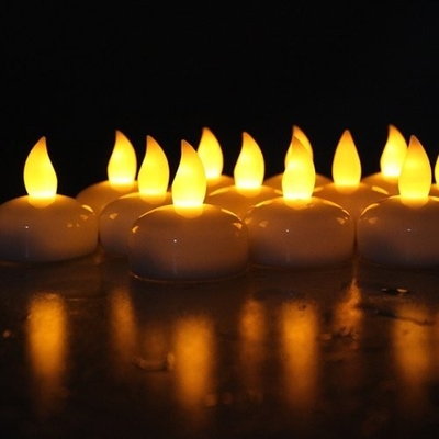 Bougies menées sans flammes jaunes de Tealight, lumières menées à piles de thé