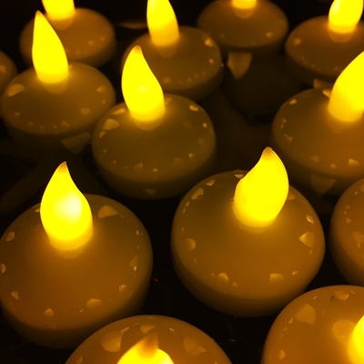Ensemble de 12 bougies menées de clignotement Tealight jaune-clair avec le remplacement de batterie