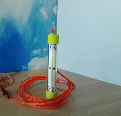 Lumières de pêche menées submersibles économiseuses d'énergie de bateau d'attrait avec l'agrafe de batterie